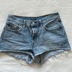Levi’s mid waist distressed jean short